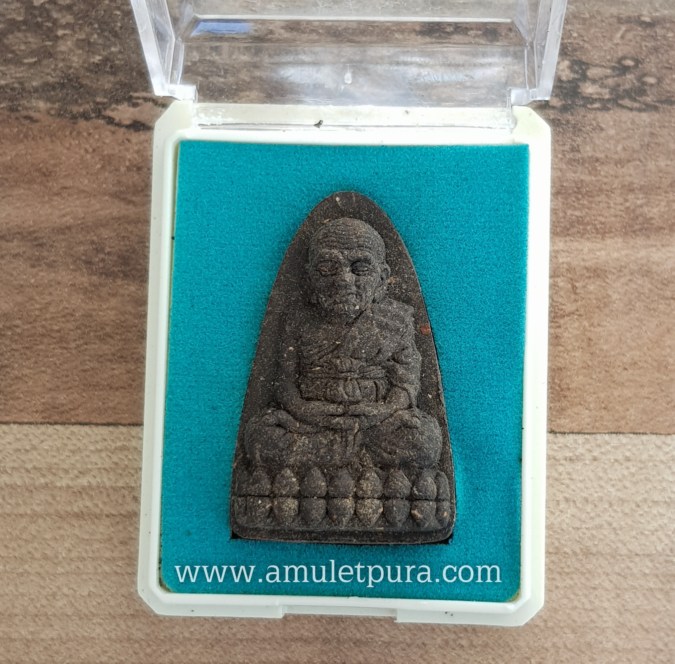 หลวงปู่ทวด หลังเตารีด พิมพ์50ปี วัดเมืองยะลา (เนื้อว่านผสมดินกากยายักษ์ หลังฝังตะกรุด) รุ่นสันติสุข ปี52 พ่อท่านฉิน วัดเมืองยะลา จ.ยะลา (มีโค้ด)