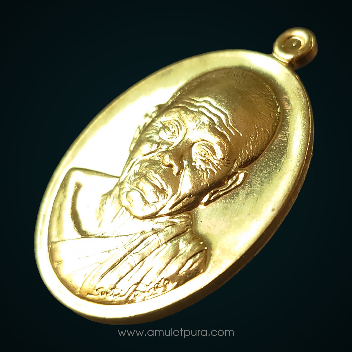 เหรียญรูปเหมือนปั้มหลวงพ่อคูณ รุ่นบารมี90 เนื้อทองสัตตะ ปี56 วัดบ้านไร่ จ.นครราชสีมา (ตอกโค้ด หมายเลข 2004) ออกแบบโดย อ.สันติ พิเชษฐ์ชัยกุล ศิลปินประติมากรเอกระดับโลก