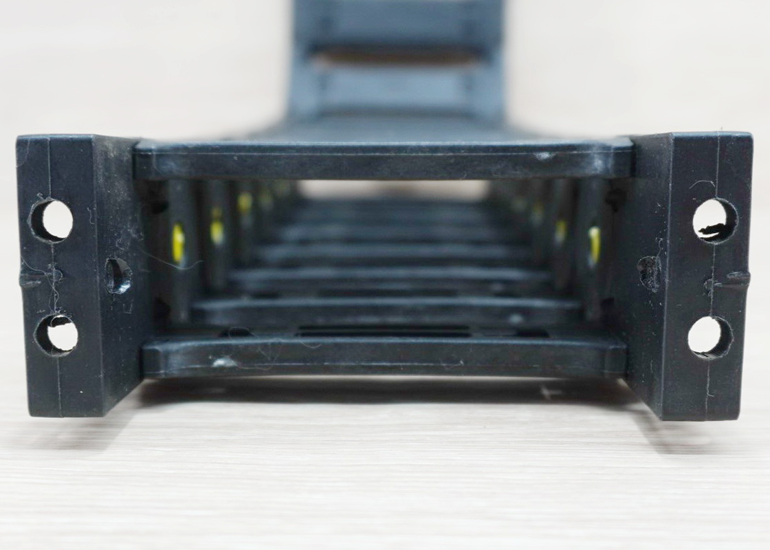 25 X 77 mm Cable Drag Chain R100mm ยาว 1M และ End Connectors (Bridge opening)