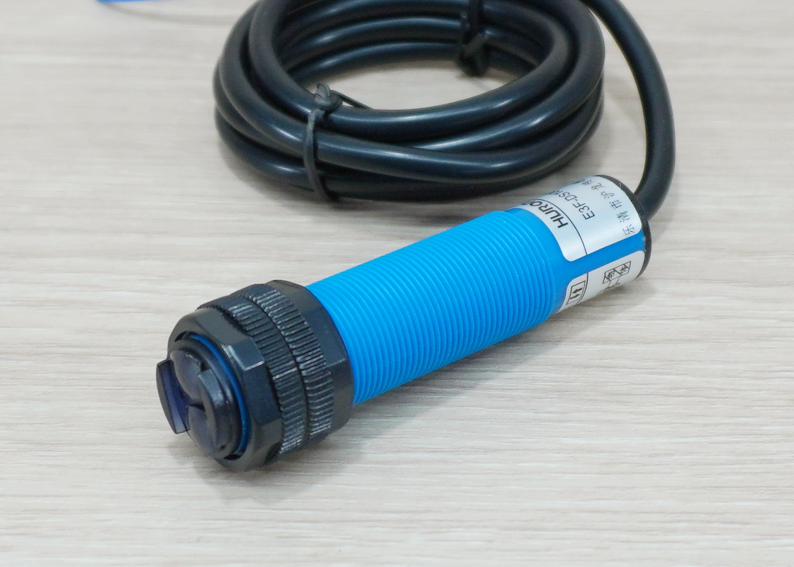 E3F-DS100C4 Infrared Photoelectric Sensor 10-100cm Detection Range Adjust (NPN, NO)