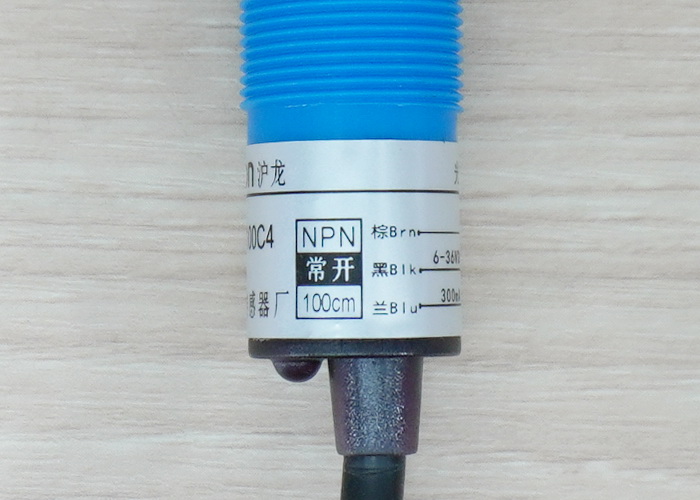 E3F-DS100C4 Infrared Photoelectric Sensor 10-100cm Detection Range Adjust (NPN, NO)