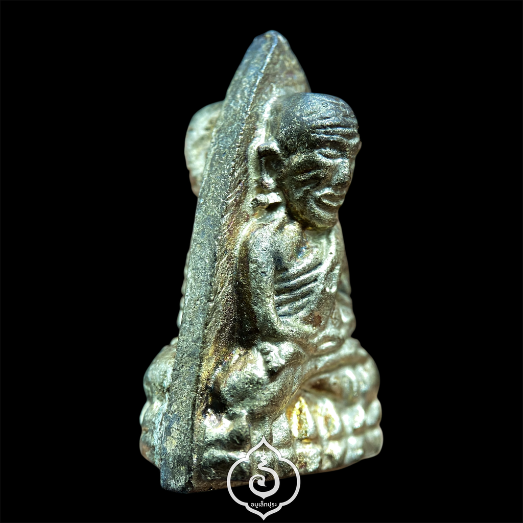 หลวงปู่ทวด พิมพ์เตารีดใหญ่ 2 หน้า กรรมการ ปี43 เนื้อนวะพรายเงิน สมเด็จพระสังฆราช วัดบวรนิเวศวิหาร (ตอก 4 โค้ด หน้า คอจุด ก้นลายเซ็นต์)