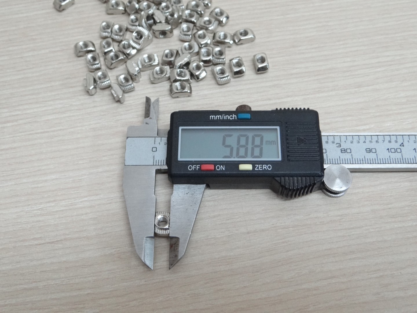 Free Nut M4 (20 ตัว/ชุด) สำหรับ Series 20 Alu Profile