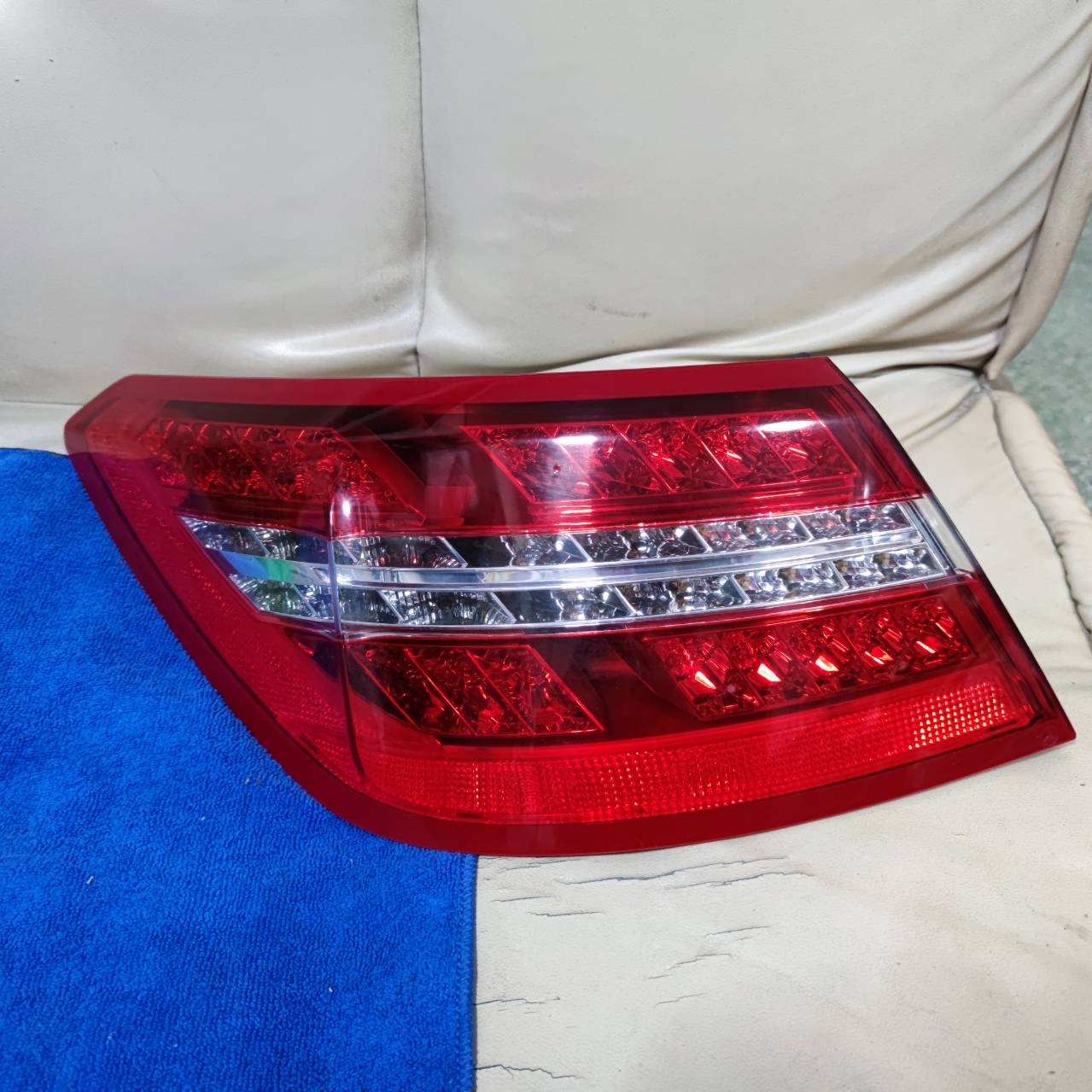 เสื้อไฟท้าย W207 L