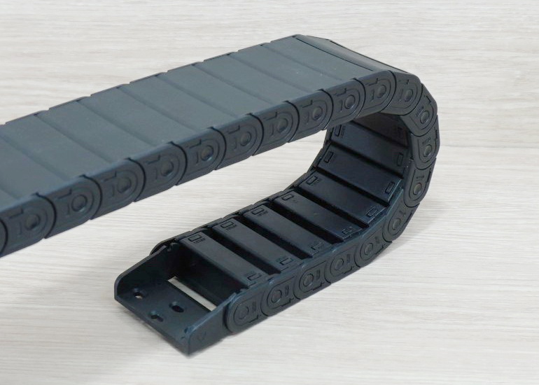 15 X 50 mm Cable Drag Chain R38mm ยาว 1M และ End Connectors (Semi-Enclosed)