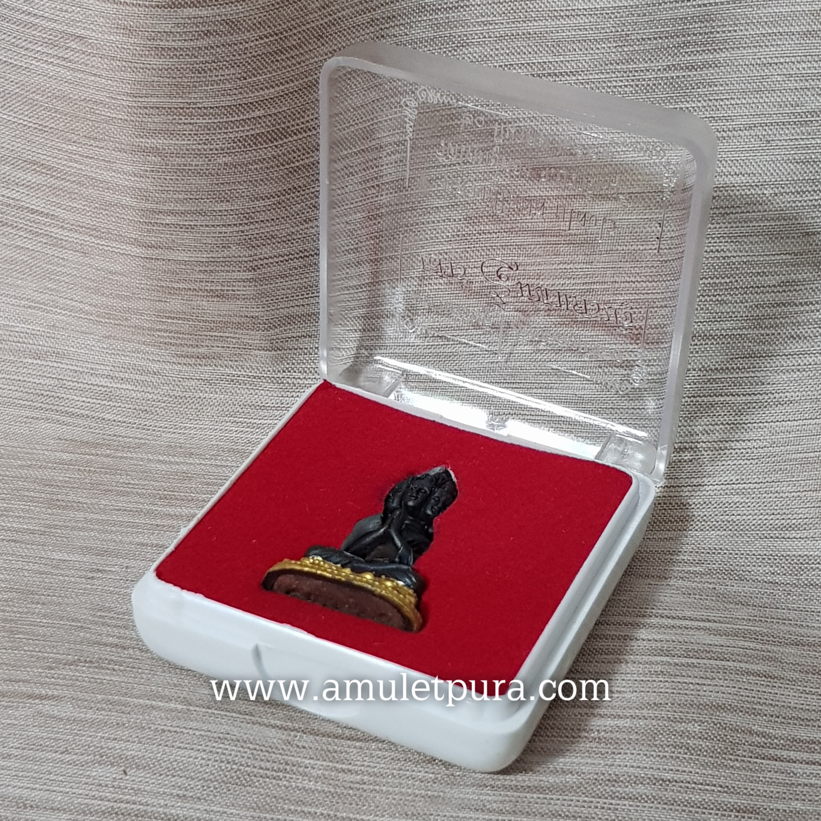 พระมหาเศรษฐีนั่งบัลลังก์ทอง เนื้อทองชนวนทาทอง รุ่นเสาร์5 มหาเศรษฐี ปี53 หลวงปู่โสฬส วัดโคกอู่ทอง จ.ปราจีนบุรี(อุดผงไม้ยอ ข้าวสารหิน ตอกโค้ด หมายเลข*๓๒๒*)