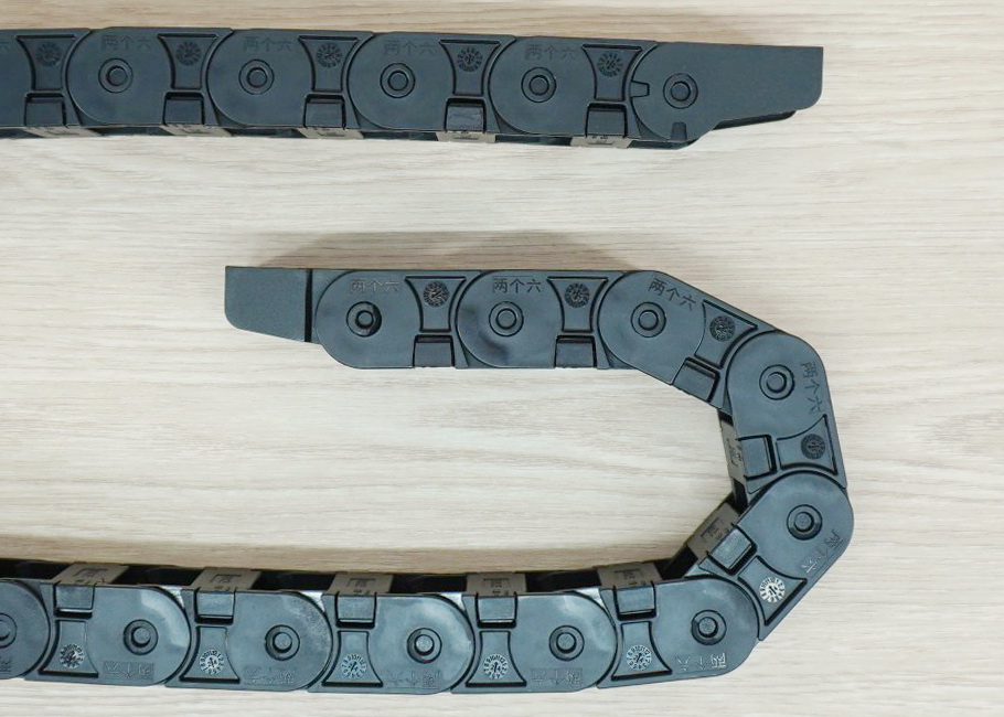 18 x 25 mm Cable Drag Chain R38mm ยาว 1M และ End Connectors (Semi-Enclosed)