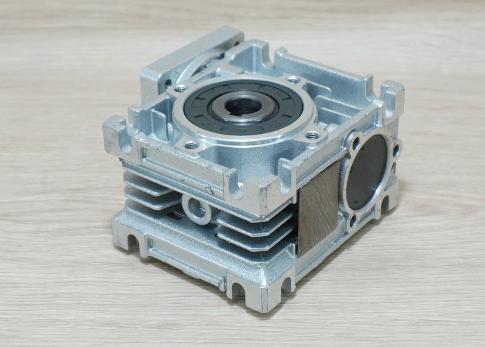 10:1 NMRV30 Worm Gearbox Speed Reducer for NEMA23 (shaft: input 8mm / Out 14mm)