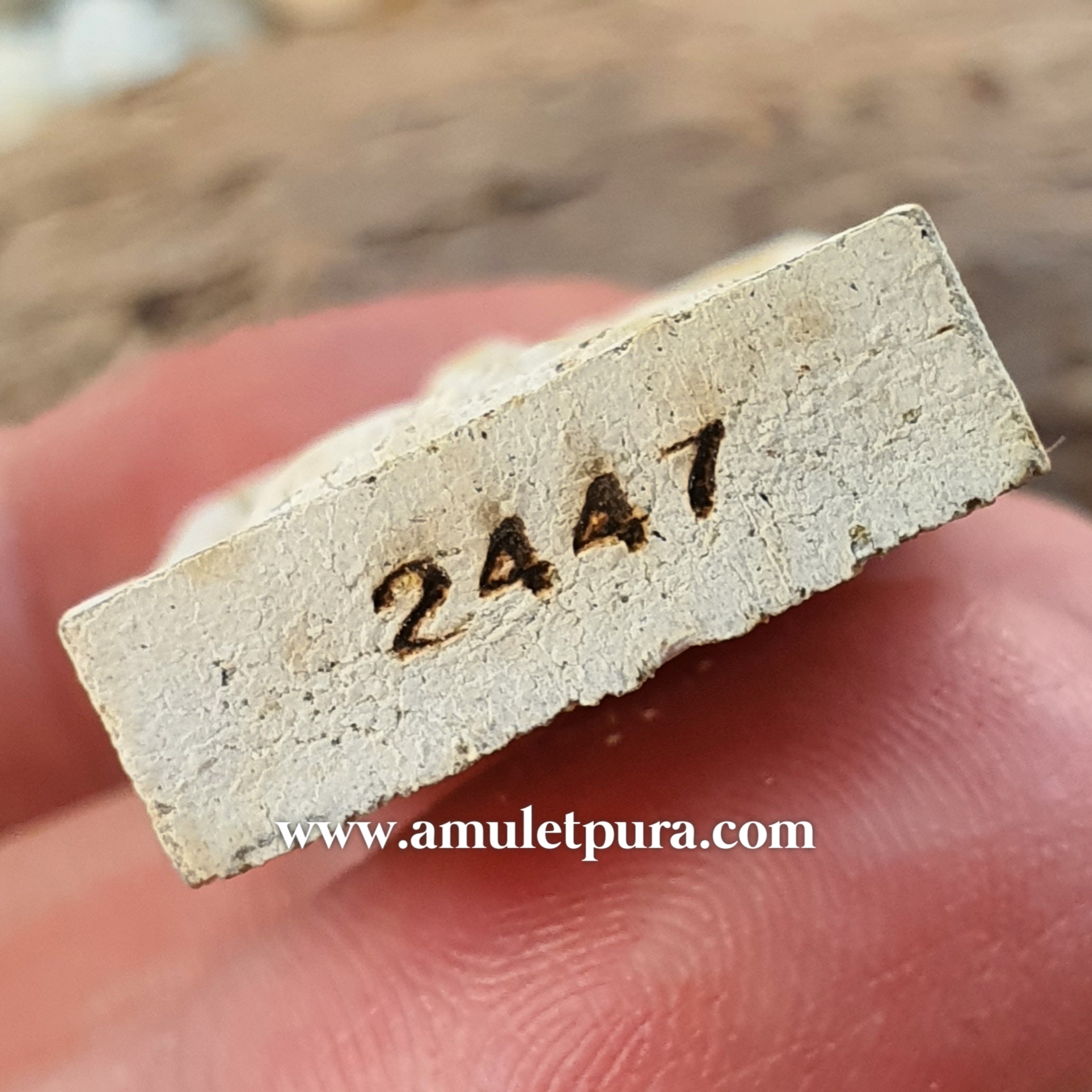 พระสีวลี(เนื้อผงว่านพิมพ์สี่เหลี่ยม)รุ่นแรก รุ่นชนะจน ปี55 พ่อท่านพรหม วัดพลานุภาพ จ.ปัตตานี(ฝังเม็ดโค้ด พลอยเสกพระสีวลี ยิงเลเซอร์หมายเลขที่ขอบด้านล่างหมายเลข2447)