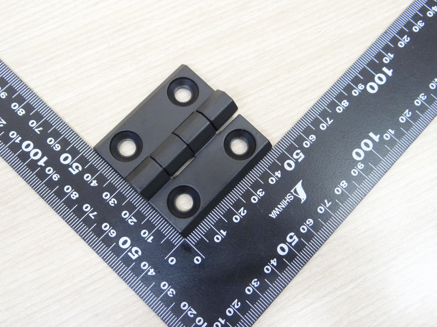 บานพับ Hinge 50x50 mm Zinc alloy ระยะรู 30x30 mm, รูยึด 6.5 mm (สีดำ)