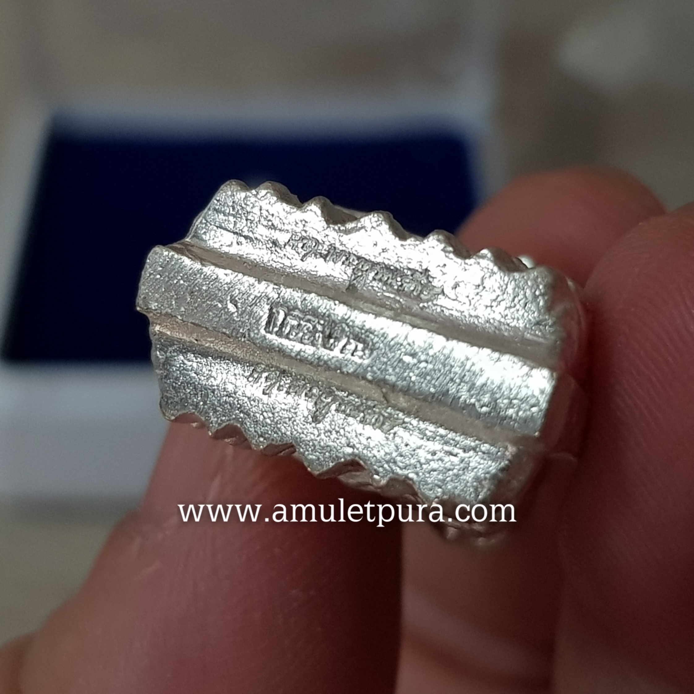 หลวงปู่ทวด พิมพ์เตารีดใหญ่ 2 หน้า กรรมการ เนื้อนวะพรายเงิน ปี43 สมเด็จพระสังฆราช วัดบวรนิเวศวิหารตอก (4 โค้ด หน้า คอจุด ก้นกรรมการ ลายเซ็นต์)