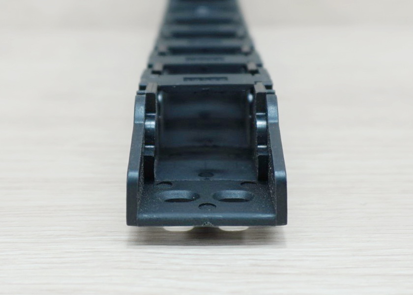 18 X 25 mm Cable Drag Chain R38mm ยาว 1M และ End Connectors 2-รูยึด (Semi-Enclosed)