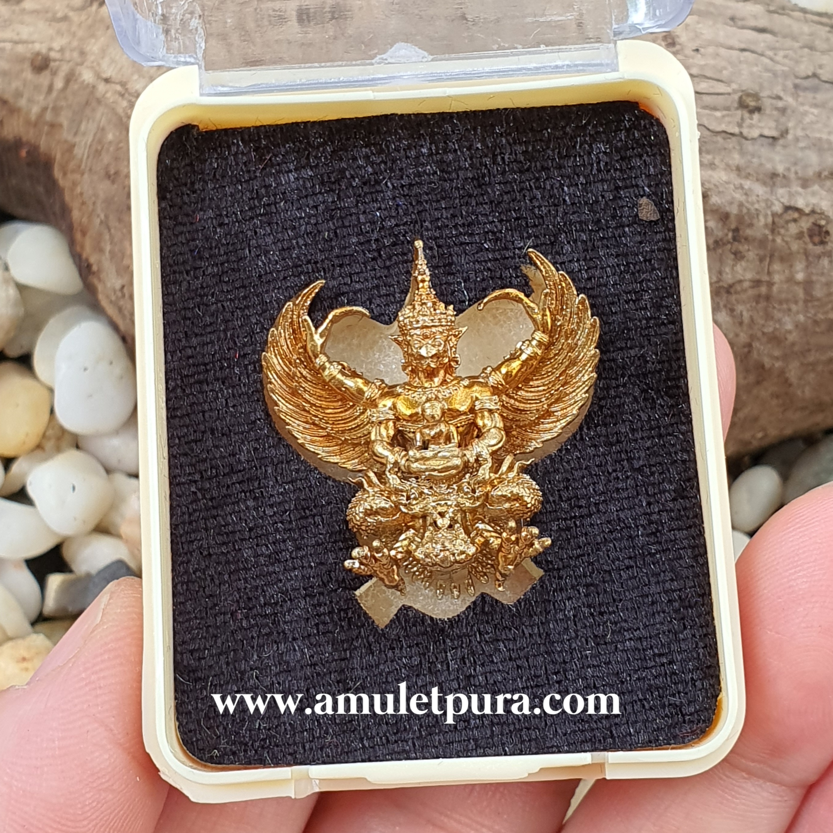 พญาครุฑ รุ่นเศรษฐีเงินไหลมา(พิมพ์เล็ก เนื้อชนวนทองล้นเบ้า สัมฤทธิ์โชค)ปี62 วัดพระมหาธาตุวรมหาวิหาร จ.นครศรีธรรมราช(มีโค้ด หมายเลข๖๕๔)