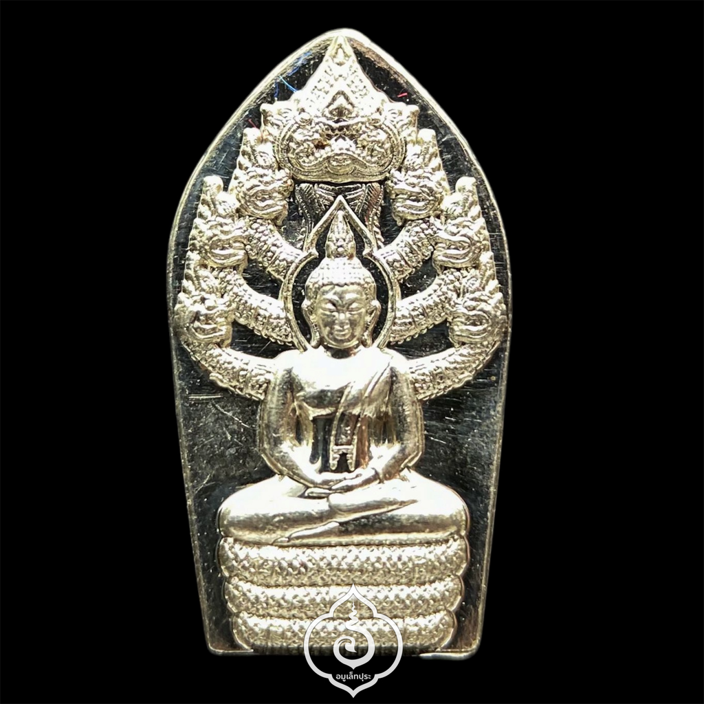 พระปรกใบมะขาม สมเด็จธงชัย (เนื้อเงิน กรรมการ ผสมชนวนนวโลหะครบสูตร พระกริ่งสมเด็จธงชัย) ปี63 วัดไตรมิตร กรุงเทพฯ (โค้ดกรรมการพิเศษ หมายเลข 480)