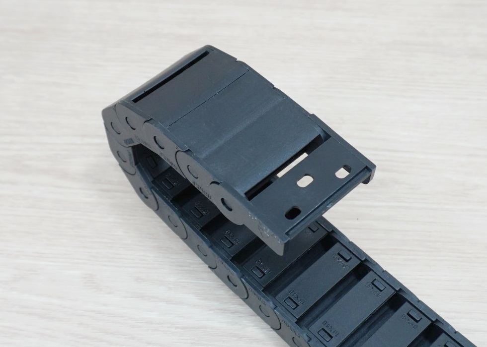 15 x 40 mm Cable Drag Chain R28mm ยาว 1M และ End Connectors (Semi-Enclosed)