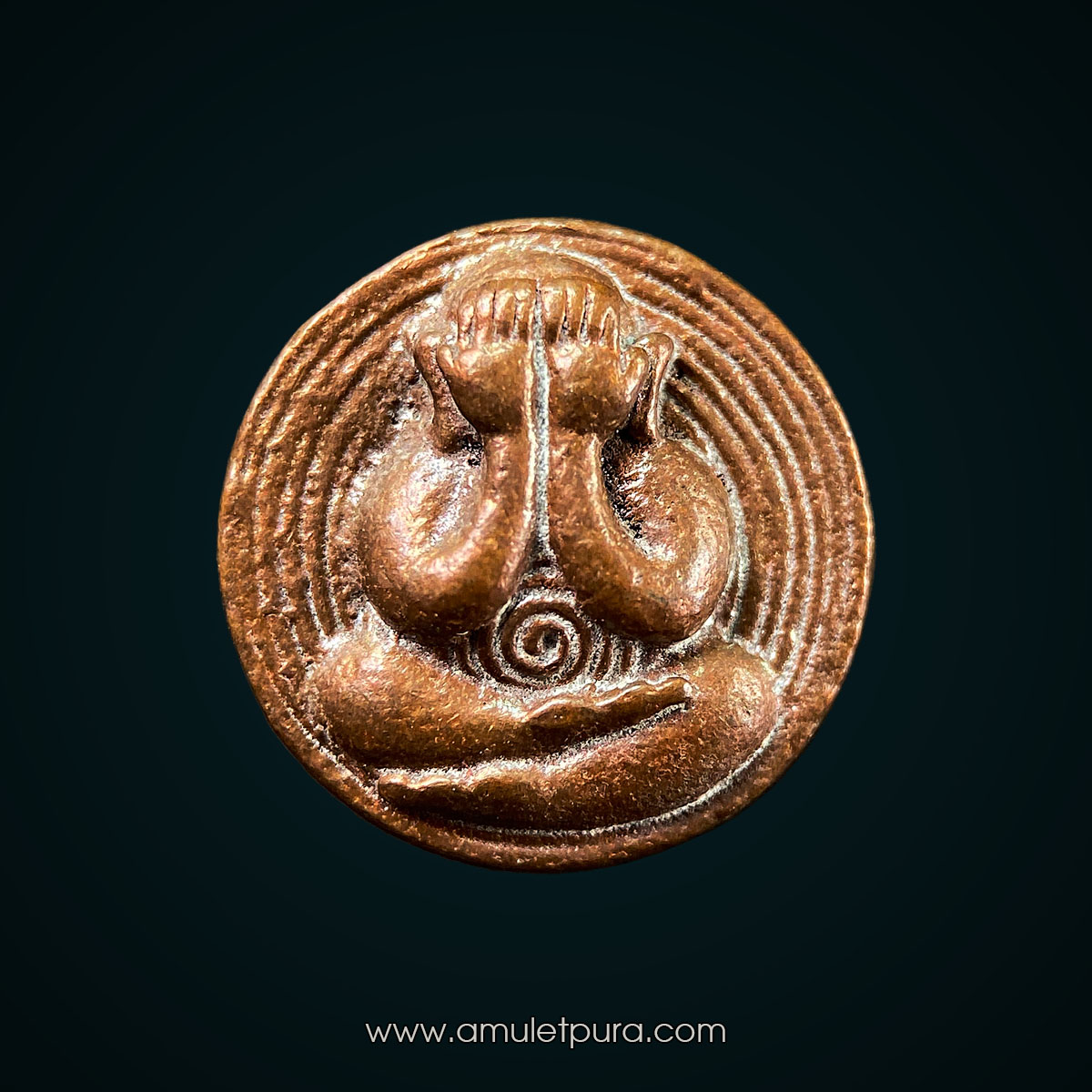 พระปิดตาเม็ดกระดุม เนื้อทองแดงเถื่อน รุ่นกำแพงแก้ว ปิด ปีด กัน แก้ ปี53 พ่อท่านคล้อย วัดภูเขาทอง จ.พัทลุง (ตอกโค้ด หมายเลข 1025)