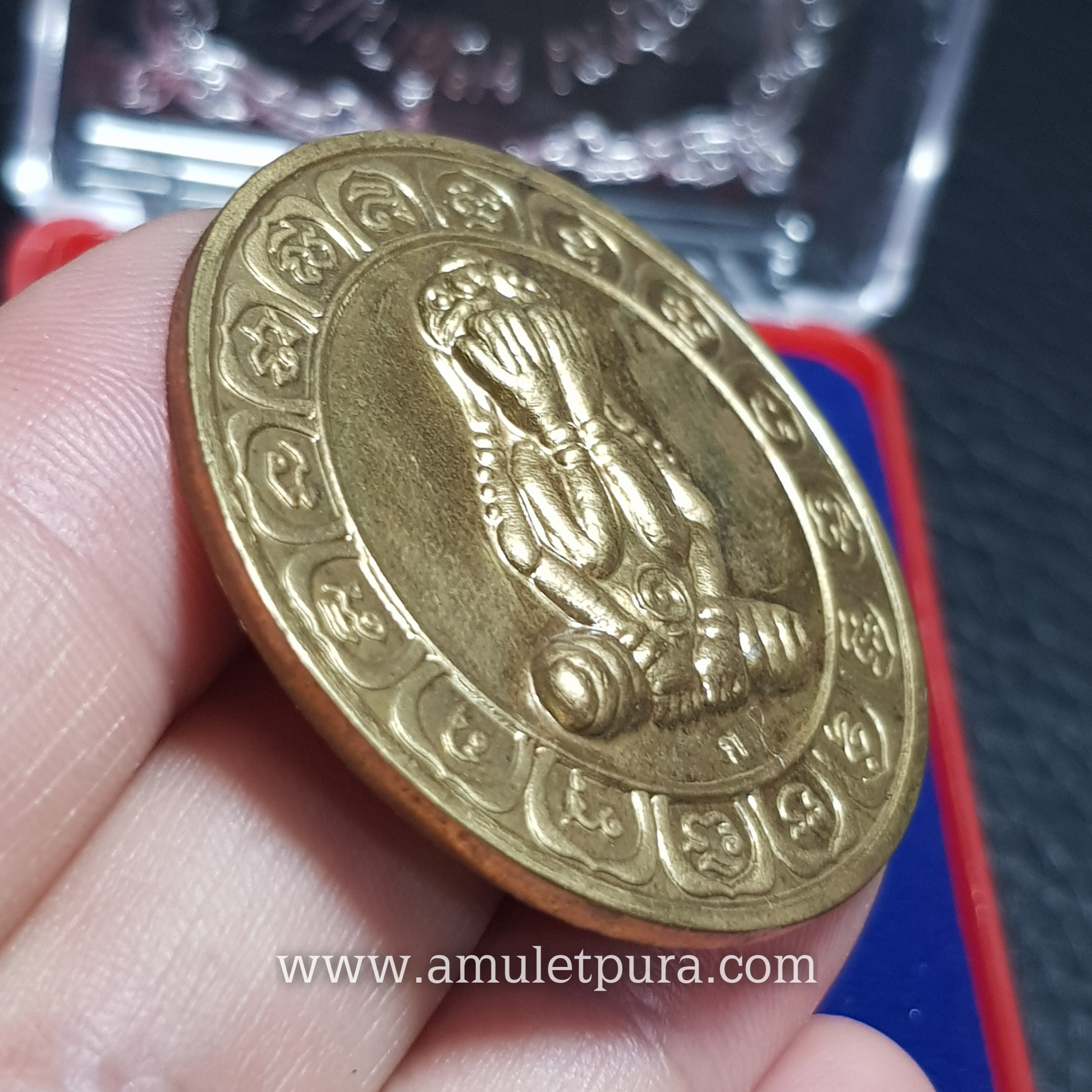 เหรียญพระปิดตาบาตรน้ำมนต์ หลังยันต์อิติปิโส 8 ทิศ (เนื้อทองฝาบาตร) รุ่นอายุวัฒโณ 99 หลวงปู่เกลี้ยง ปี49 วัดโนนแกด จ.ศรีสะเกษ (ตอกโค้ด)