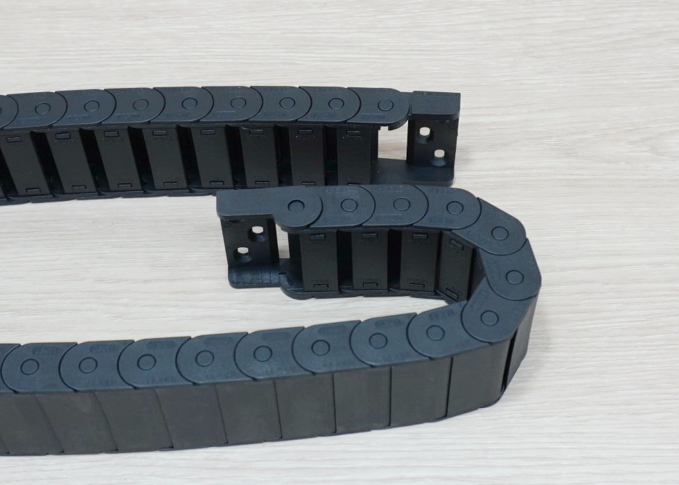 15 x 40 mm Cable Drag Chain R28mm ยาว 1M และ End Connectors (Semi-Enclosed)
