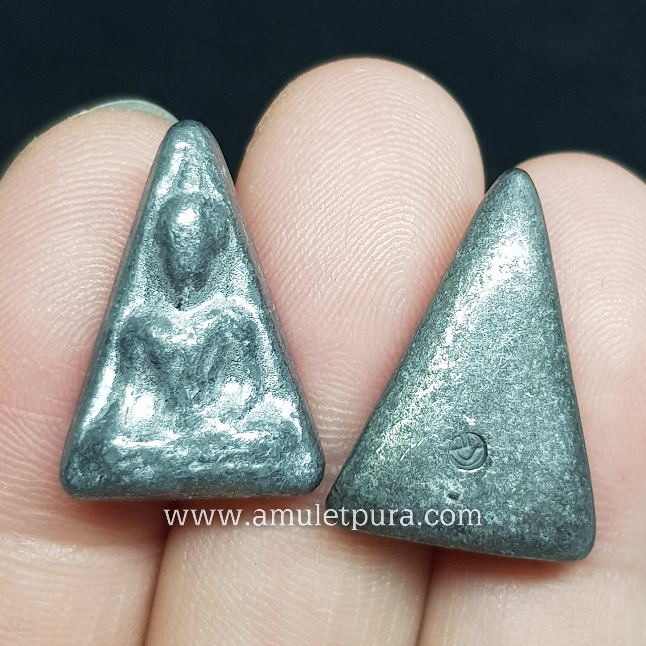 พระนางพญา (เนื้อชินตะกั่ว) ปี2515 หลวงปู่เอี่ยม วัดโคนอน ภาษีเจริญ กรุงเทพฯ (หลังตอกโค้ด)