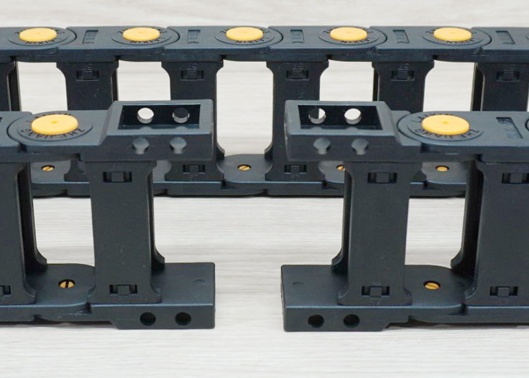 20 X 57 mm Cable Drag Chain R55mm ยาว 1M และ End Connectors (Bridge opening)