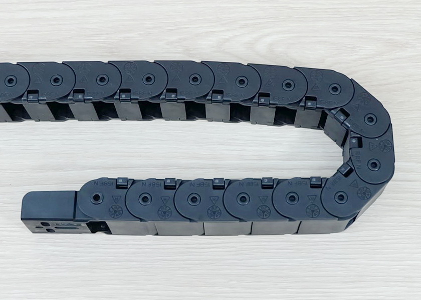 15 x 20 mm Cable Drag Chain R28mm ยาว 1M และ End Connectors (Semi-Enclosed)