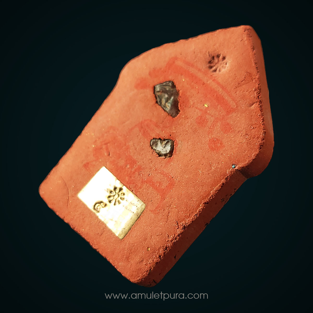 ขุนแผนไตรมาส (เนื้อแดงสบู่เลือด) หลวงปู่แสน ปสนฺโน อายุ 111 ปี ปี62 วัดบ้านหนองจิก ศรีสะเกษ (สร้างน้อยแค่ 99 องค์ หลังพลอยเสก แผ่นโค้ดเงิน หมายเลข 5)