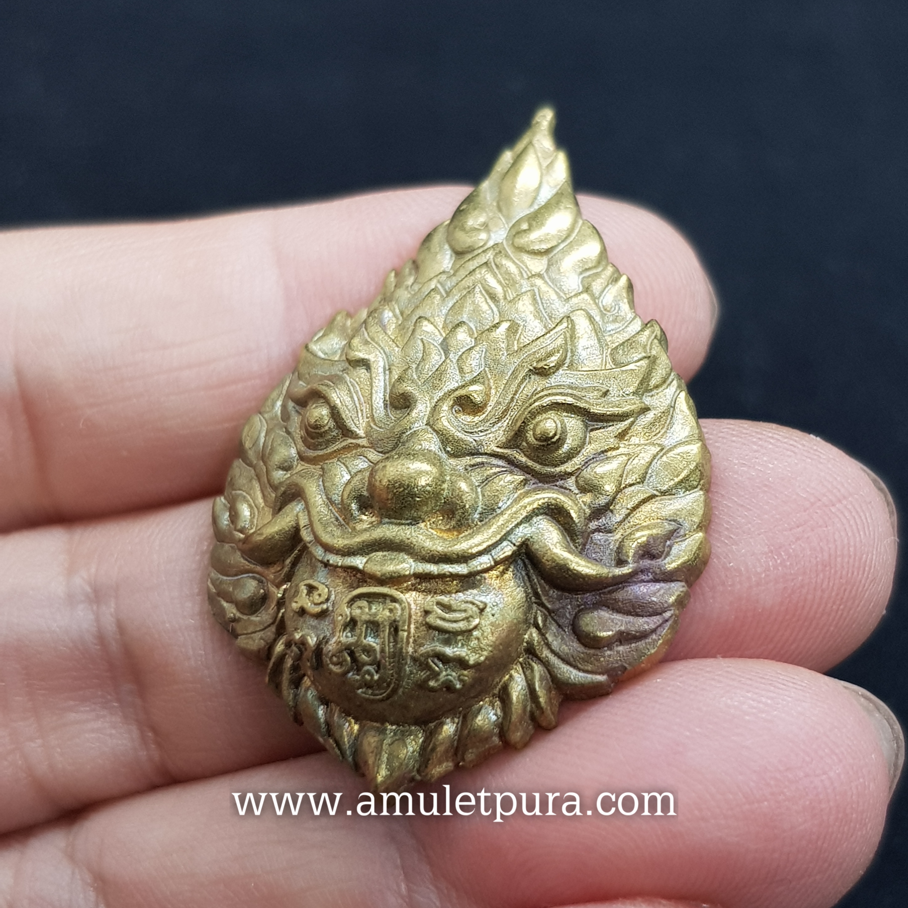 พระราหู รุ่นรวยทรัพย์(ชนวนทองทิพย์)ปี60 หลวงพ่อรักษ์ วัดสุทธาวาสวิปัสนา จ.พระนครศรีอยุธยา(อุดชันโรง พลอยแดงเสก และจีวร มีโค้ด หมายเลข126 จัดสร้าง 599 องค์)