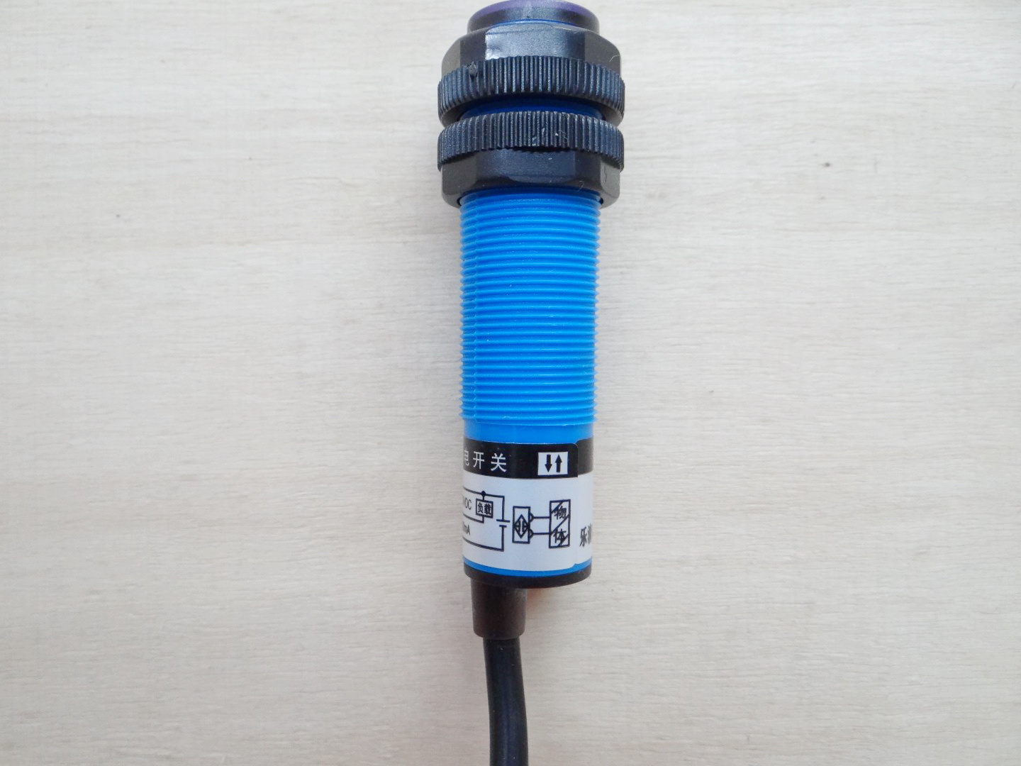 E3F-DS10C4 Infrared Photoelectric Sensor 0-10cm Detection Range (NPN, NO)