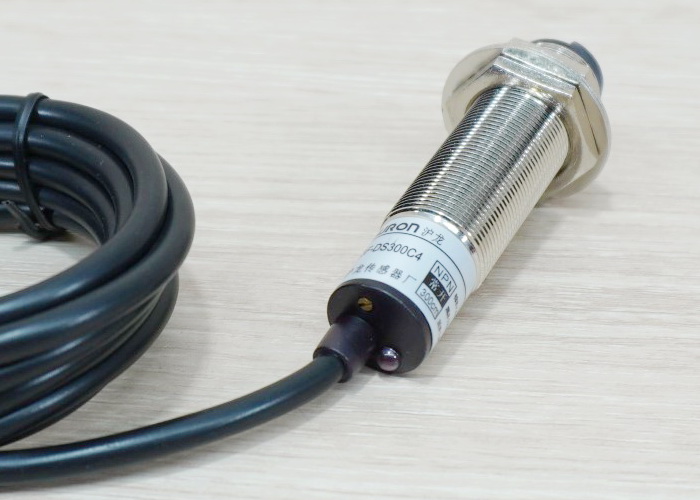 E3F-DS300C4 Infrared Photoelectric Sensor 10-300cm Detection (NPN, NO) Nickel-plated brass body