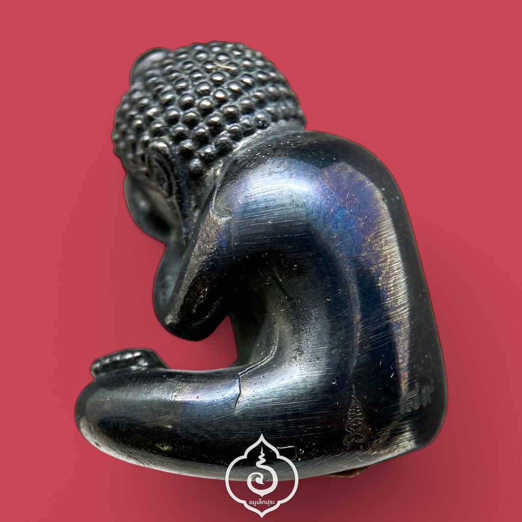 พระปิดตาหล่อ (เนื้อเมฆพัตร) รุ่นเจริญลาภ ปี65 หลวงปู่นิ่ม วัดพุทธมงคล จ.สุพรรณบุรี (ใต้ฐานอุดผง มีโค้ด หมายเลข 89)