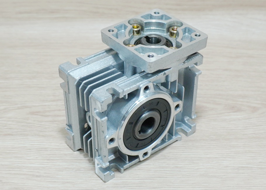 10:1 NMRV30 Worm Gearbox Speed Reducer for NEMA23 (shaft: input 8mm / Out 14mm)