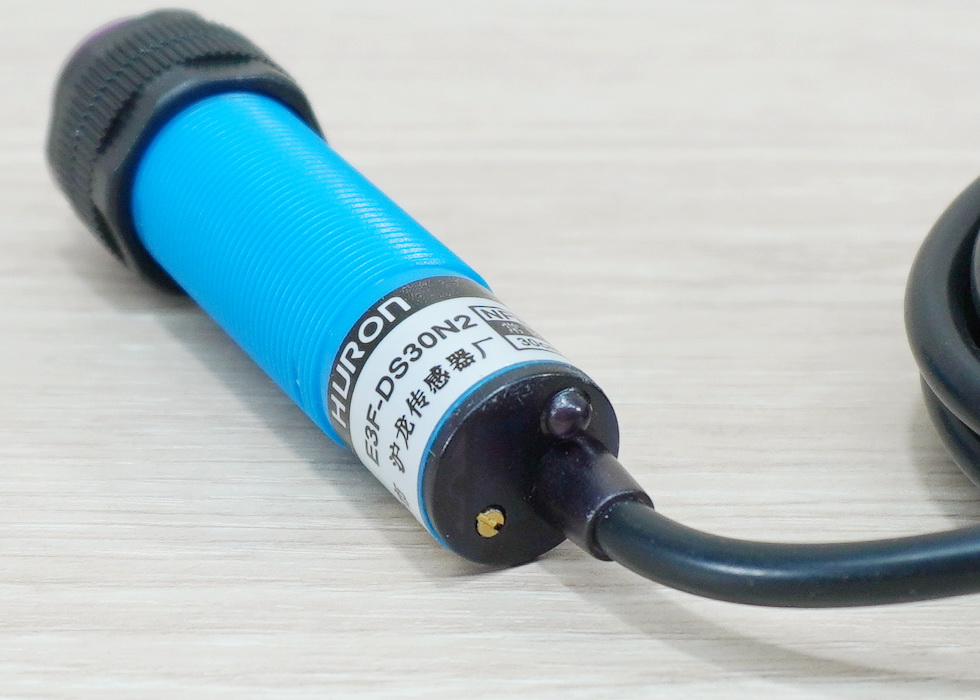 E3F-DS30N2 Infrared Photoelectric Sensor 10-30cm Detection Range Adjust (NPN, NC)