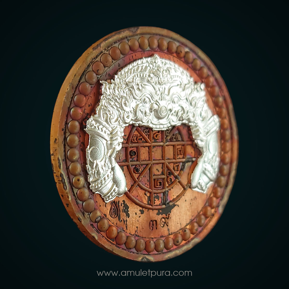 1 ใน 80 เหรียญ เหรียญพระปิดตาพังพระกาฬ (เนื้อตะปูสังฆวานร หน้ากากเงิน หลังราหูเงิน) รุ่นหนุนดวง ปี66 หลวงปู่อิ่ม วัดทุ่งนาใหม่ จ.นครศรีธรรมราช (มีโค้ด หมายเลขกำกับ)