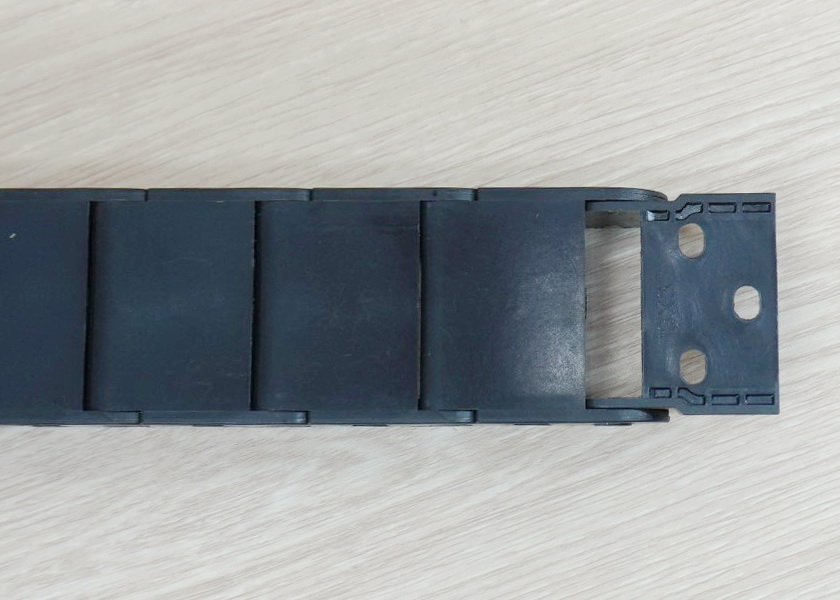 18 x 37 mm Cable Drag Chain R38mm ยาว 1M และ End Connectors (Semi-Enclosed)