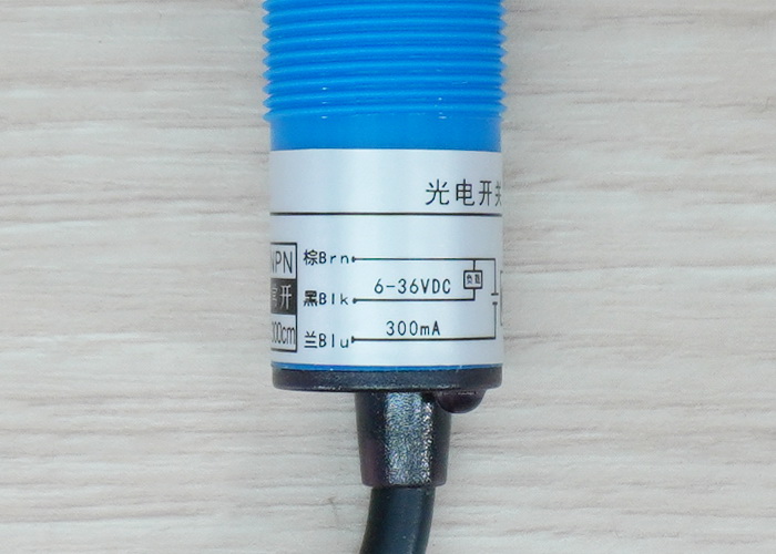 E3F-DS300C4 Infrared Photoelectric Sensor 10-300cm Detection Range Adjust (NPN, NO)