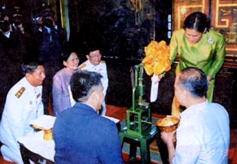 พระนางพญา สธ.(พิมพ์ใหญ่เข่าโค้ง ผงว่าน)ปี46 สร้างเนื่องในวโรกาส ทรงเจริญพระชนมายุ 48 พรรษา สมเด็จพระเทพพระรัตนราชสุดา วัดนางพญา จ.พิษณุโลก(หลังฝังตะกรุดเงิน มีโค้ด)(องค์ที่2)