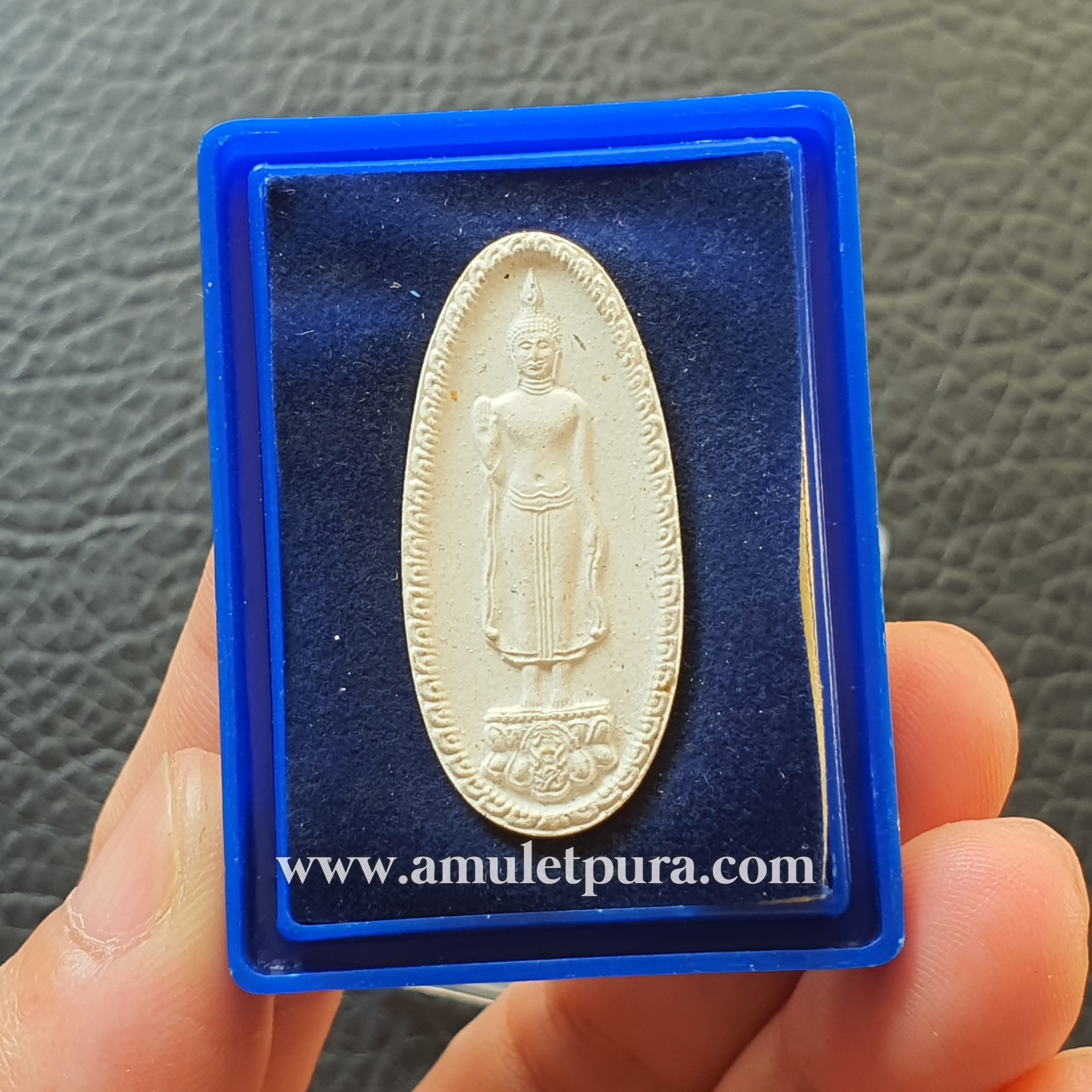 พระพุทธกาญจนพรสยามภูมิ ภปร พระพุทธรูปประจำวันเกิดพระบาทสมเด็จพระเจ้าอยู่หัว สร้างในวโรกาศทรงครองสิริราชสมบัติ 50 (เนื้อผงทรงเม็ดขนุน) ปี39 โดยวิทยาลัยป้องกันราชอาณาจักร (วปอ.)