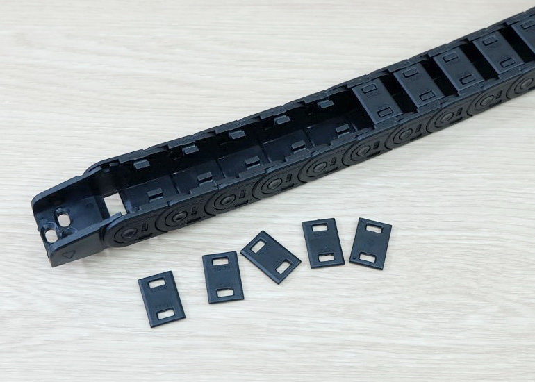 15 x 20 mm Cable Drag Chain R38mm ยาว 1M และ End Connectors (Semi-Enclosed)