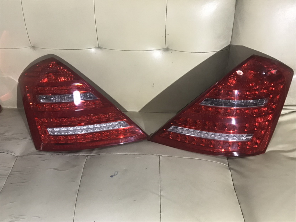เสื้อไฟท้าย BENZ W221 คู่ล่ะ 7500