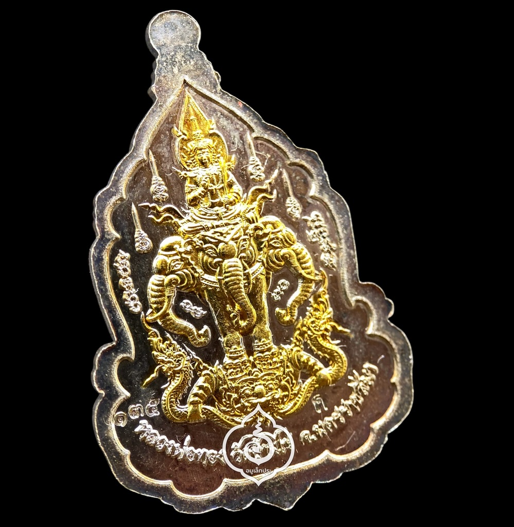 1 ใน 399 เหรียญท้าวเวสสุวรรณ หลังพระอินทร์ทรงช้างเอราวัณ (เนื้อชุบ 2k ลงยาดำ) รุ่นเศรษฐีจ้าวทรัพย์ ปี63 หลวงพ่อทอง วัดบ้านไร่ จ.นครราชสีมา (แยกชุดกรรมการ มีโค้ด หมายเลข 135 จัดสร้าง 399 เหรียญ)