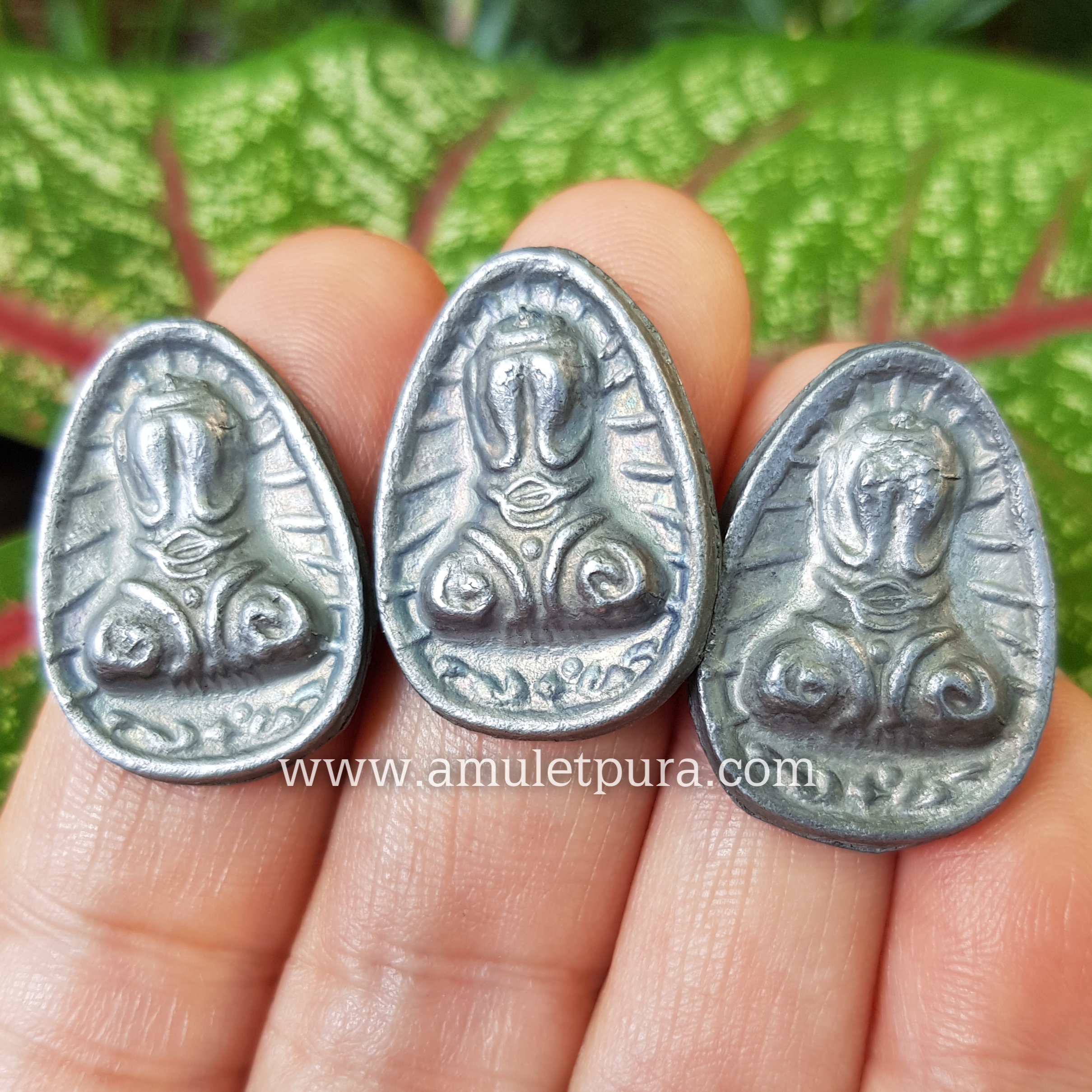 พระปิดตา พิมพ์นะหัวเข่าข้างรัศมีมีปีก (เนื้อชินตะกั่วผสมชนวนเก่า) ปี2509 ท่านเจ้าคุณผล วัดหนังราชวรวิหาร กรุงเทพมหานคร (ด้านหลังจารมือ)