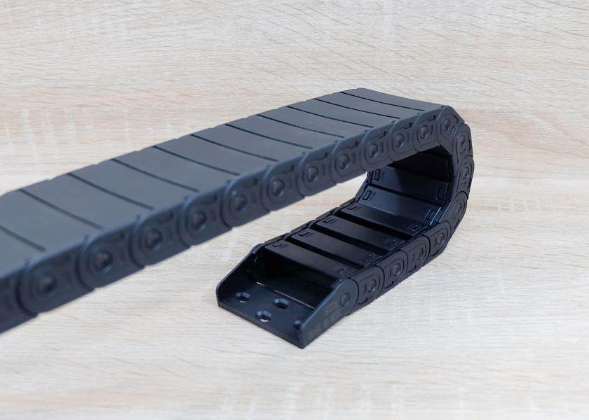 15 X 50 mm Cable Drag Chain R28mm ยาว 1M และ End Connectors (Semi-Enclosed)