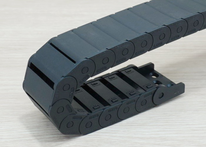 15 x 40 mm Cable Drag Chain R28mm ยาว 1M และ End Connectors (Semi-Enclosed)