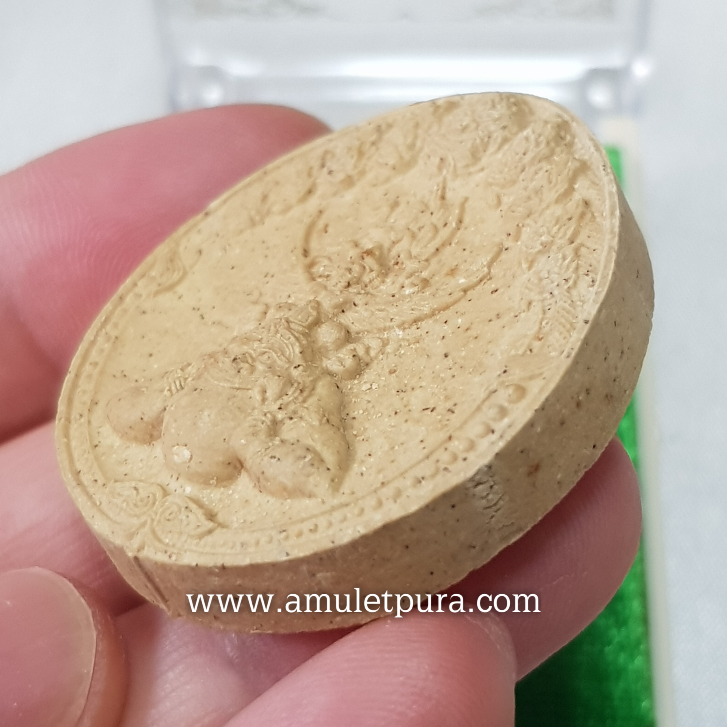 พระนารายณ์ทรงครุฑประทับบนพระราหู คู่มิตรแห่งพระเสาร์ดวงเมืองกรุงเทพมหานคร(พิมพ์ใหญ่ จันทรา)ปี48 เจ้าคุณธงชัย วัดไตรมิตร กรุงเทพมหานคร