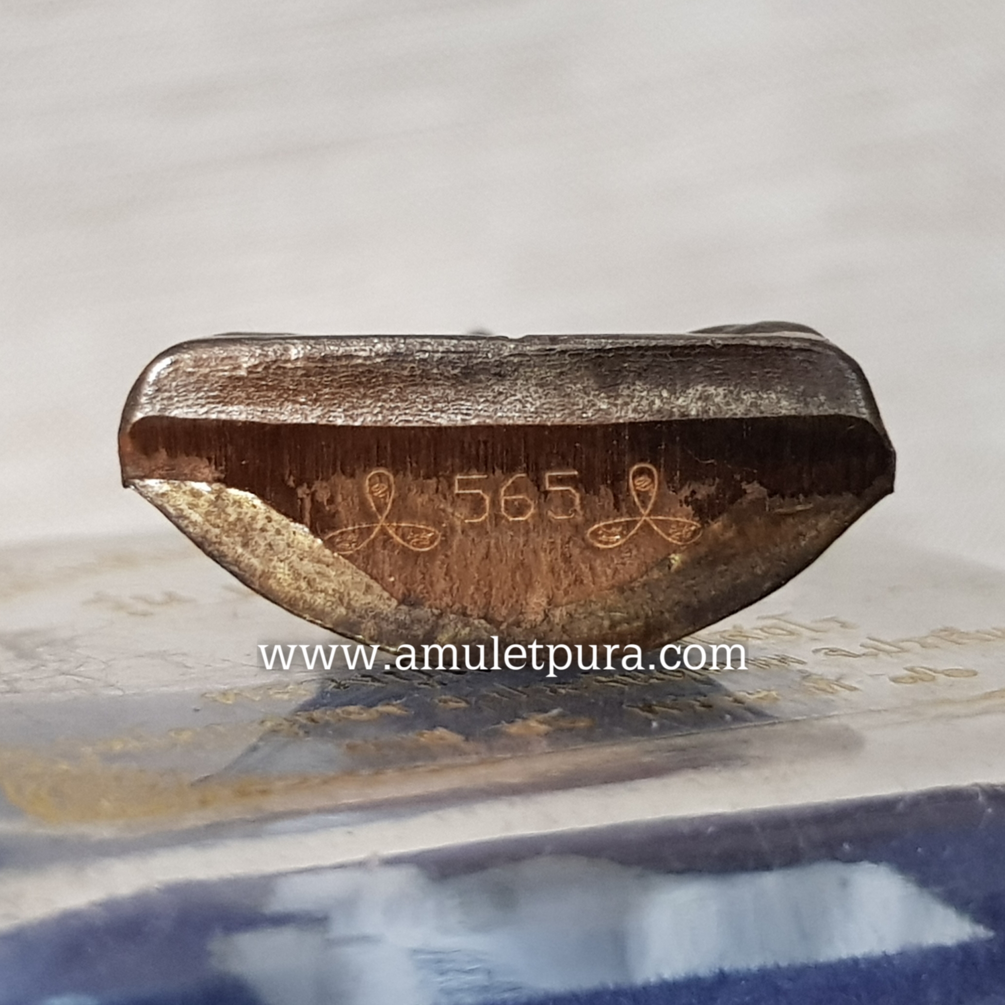 รูปเหมือนปั๊มพิมพ์เข่ากว้างหลังเต็ม รุ่นเจริญลาภ(นวโลหะ)ปี54 หลวงปู่โสฬส วัดโคกอู่ทอง จ.ปราจีนบุรี(ใต้ฐานมีโค้ด หมายเลข565)