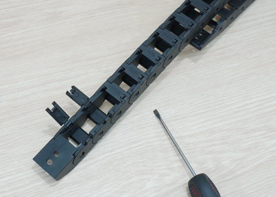 15 x 15 mm Cable Drag Chain R28mm ยาว 1M และ End Connectors (Bridge open outside)