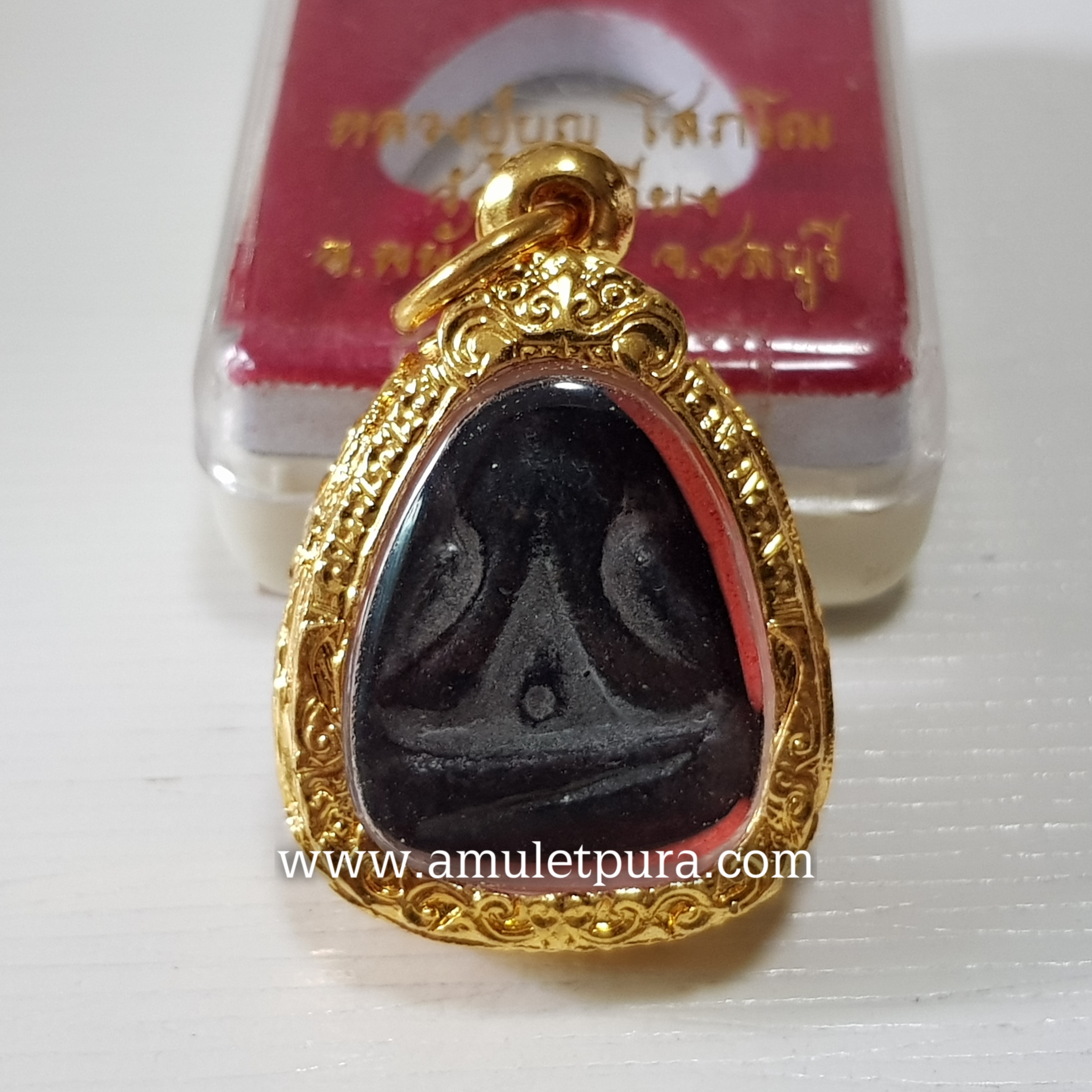 พระปิดตาหลังแบบย้อนยุค(พิมพ์กลาง ผสมผงเก่าหลวงพ่อแก้ว วัดเครือวัลย์)ปี54 หลวงปู่บุญ วัดทุ่งเหียง จ.ชลบุรี(พร้อมกรอบไมครอน)