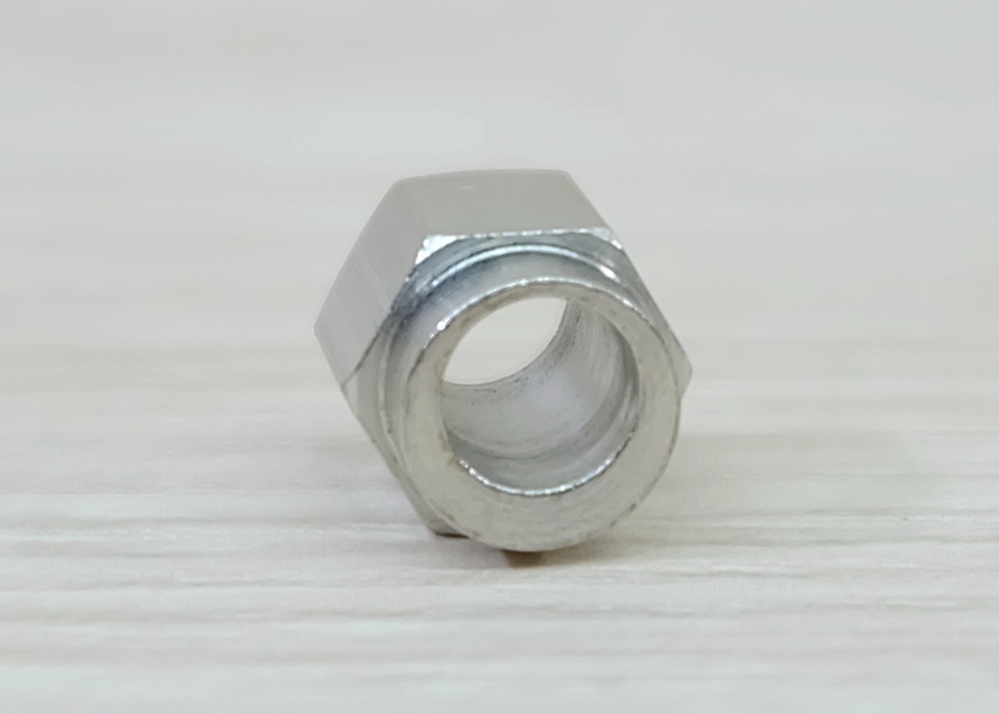 Eccentric column 6 mm - bore 5mm <OD 8mm> (Nickel-plated)