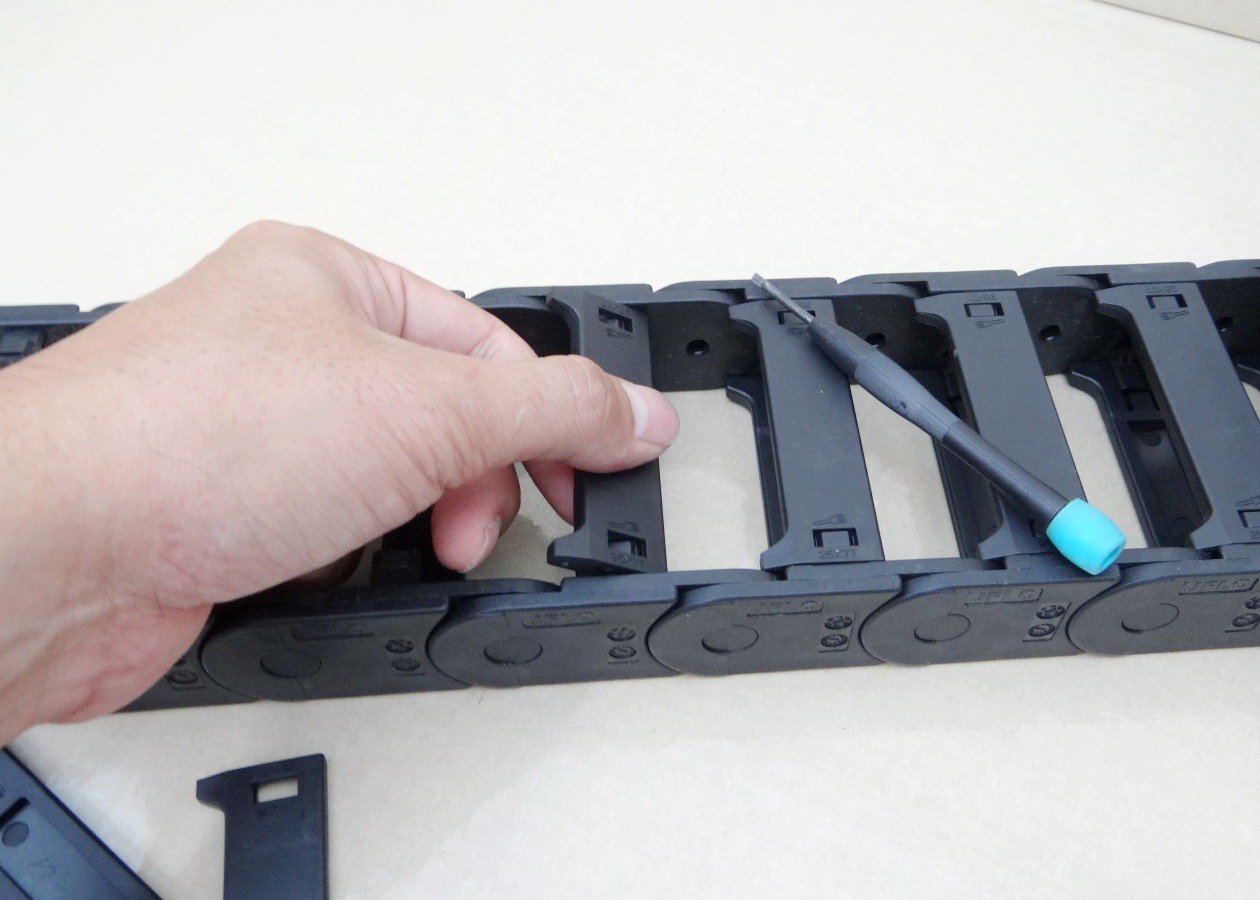 25 X 77 mm Cable Drag Chain R40mm ยาว 1M และ End Bridge Connectors (Bridge opening)