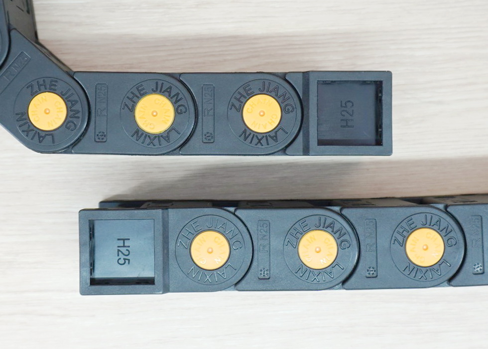 25 X 50 mm Cable Drag Chain R65mm ยาว 1M และ End Connectors (Fully-Enclosed)